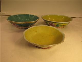 ANTIQUE SET OF 3 MADE IN CHINA HAND PAINTED SCALLOPED BOWLS